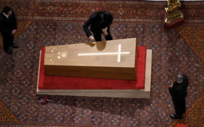 TUMBA DEL PAPA FRANCISCO ATRAE A MILES; CÒNCLAVE PARA SUCEDERLO INICIA EL 5 DE MAYO